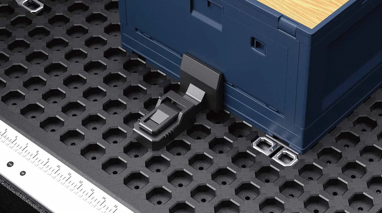 Adjustable blocker fitted against a storage box